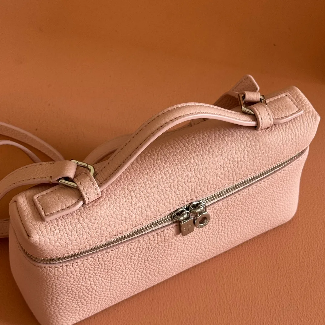 p1160💋💋💋【Original leather configuration counter complete set of packaging】 𝐋𝐨𝐫𝐨 𝐏𝐢𝐚𝐧@ Extra pocket L19 series handbag/crossbody bag, all steel, the most comfortable life is the undefined life, just like loro The material design of pian@ does not require complicated design styles. The simple and soft outline is elegant and durable, like an exquisite cosmetic case, which perfectly balances appearance and functionality. The leather is delicate and feels as soft as butter. The small bag has a large capacity. It is not only portable with a thin shoulder strap, but can also be worn cross-body. Sisters who have a special liking for minimalist style can buy it. It is simple and versatile. The simpler, the more different. Stars and Instagram celebrities are all planting it. There are two sizes of 19 cm and 27 cm. One is exquisite and casual, and the other is elegant and grand. Size: Small: length 19×width 7×height 12cm (